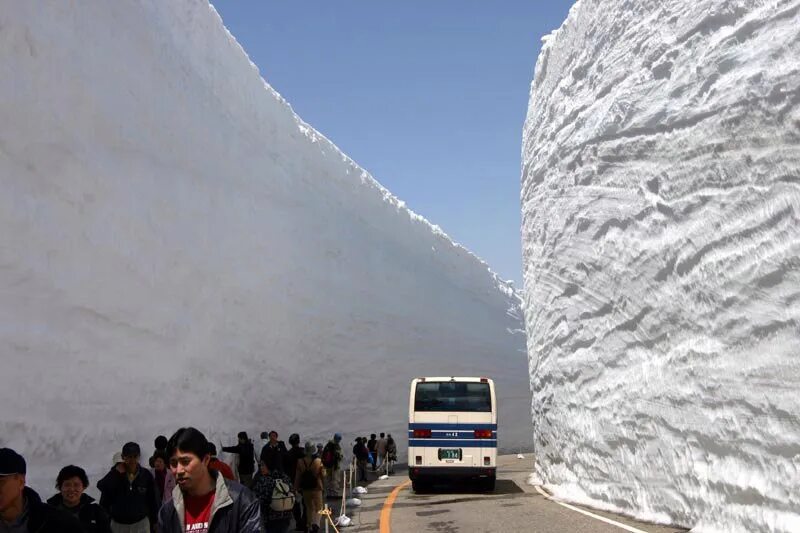 Самый большой сугроб. Снежный коридор Татэяма Куробэ в Японии. Дорога Татэяма Куробэ, Япония. Самые большие сугробы в мире. Долина снега в Японии.