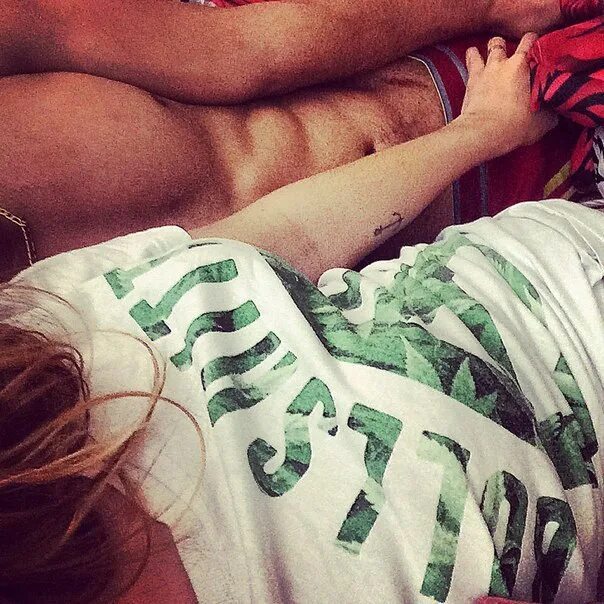 Возбуждающие эмоции. Marina jamieson garrett neff 50 shades of grey. Парень отправляет девушку. Романтическая встреча влюбленных. Парень отправляет девушку.