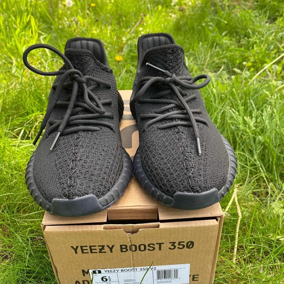 Кроссовки краснодар. Adidas Yeezy 350 Boost v2 Triple Black. Adidas Yeezy Boost Triple Black. Yeezy Boost 350 Black non Reflective. Yeezy 350 v2 Triple Black Reflective adidas.