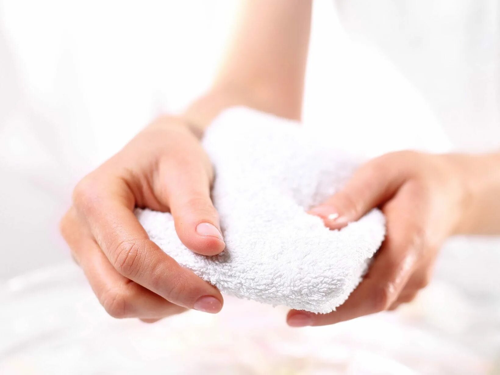 Вытирать руки полотенцем. Полотенце для рук. Грязные полотенца для рук. Девушка вытирает руки полотенцем. Чужим полотенцем