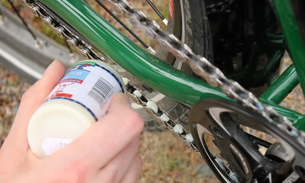 Можно ли смазывать цепь силиконовой смазкой. Squirt Chain Lube смазка для цепи парафиновая. Chain Lube смазка для велосипедной цепи. Воск для цепи велосипеда Dry Lube. Парафиновая смазка для цепи велосипеда squirt.