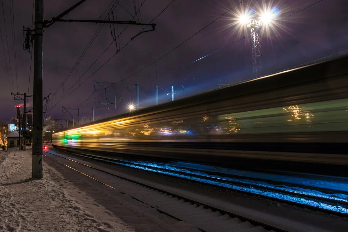 Поезд ночью. Эп2д на киевском направлении. , двигаясь равномерно со скоро. Эп2д в апрелевке. Электрозаводская жд станция.