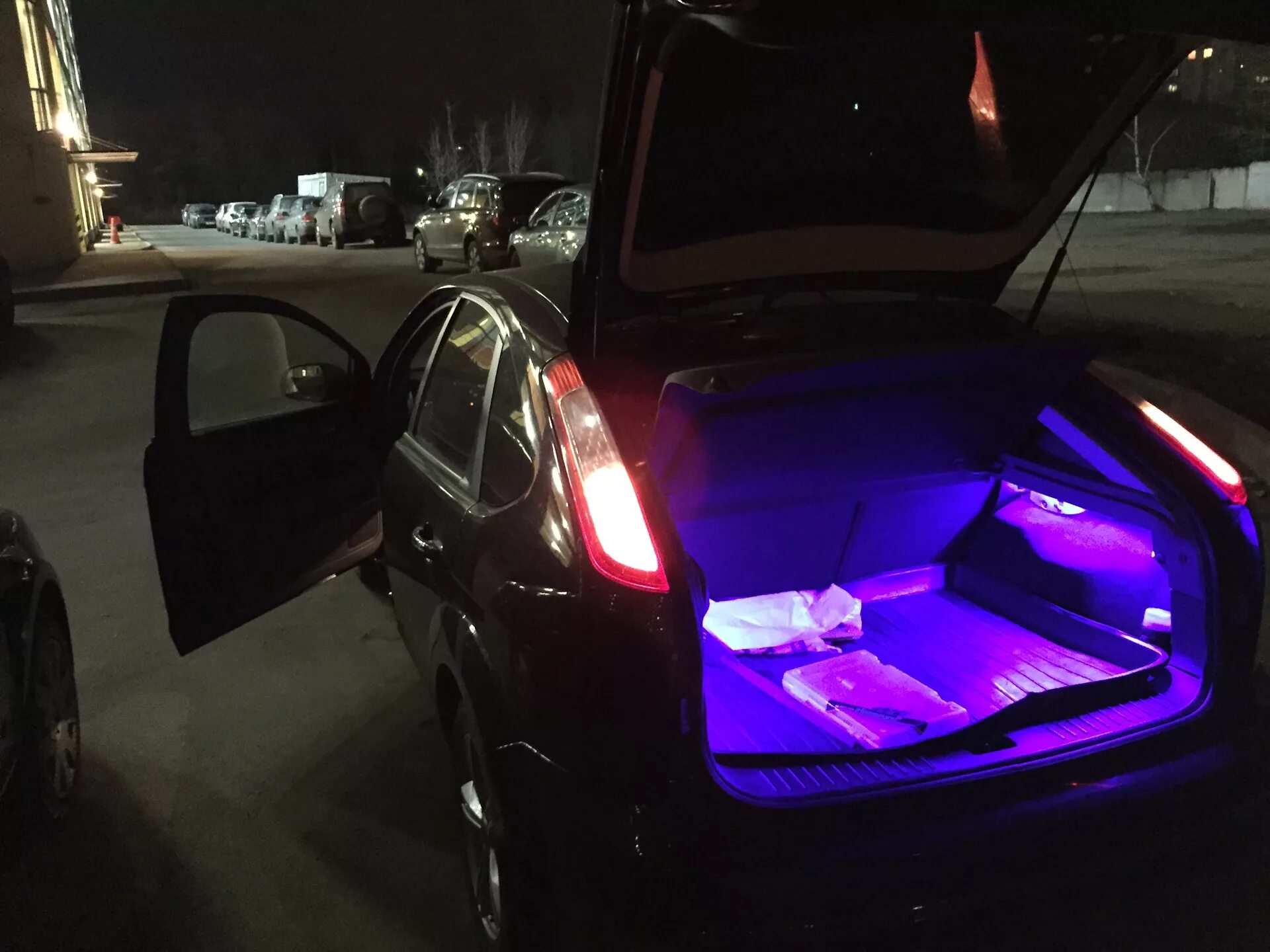Подсветка багажника Форд фокус 2 хэтчбек. Подсветка багажника Ford Focus 2. Освещение в багажник Форд фокус 2. Подсветка в багажнике Форд фокус 2 Рестайлинг. Подсветка двери багажника