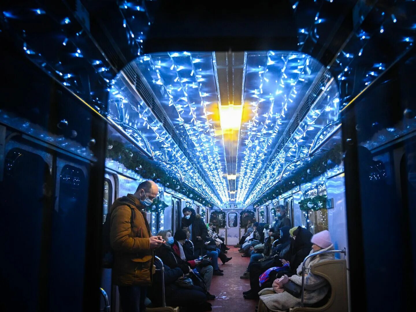 Новогодний метро. Новогодний поезд еж3 2021. новогодний поезд еж3 2022. новогодний поезд еж 3 2022 метро. поезд метро еж3 новогодний.