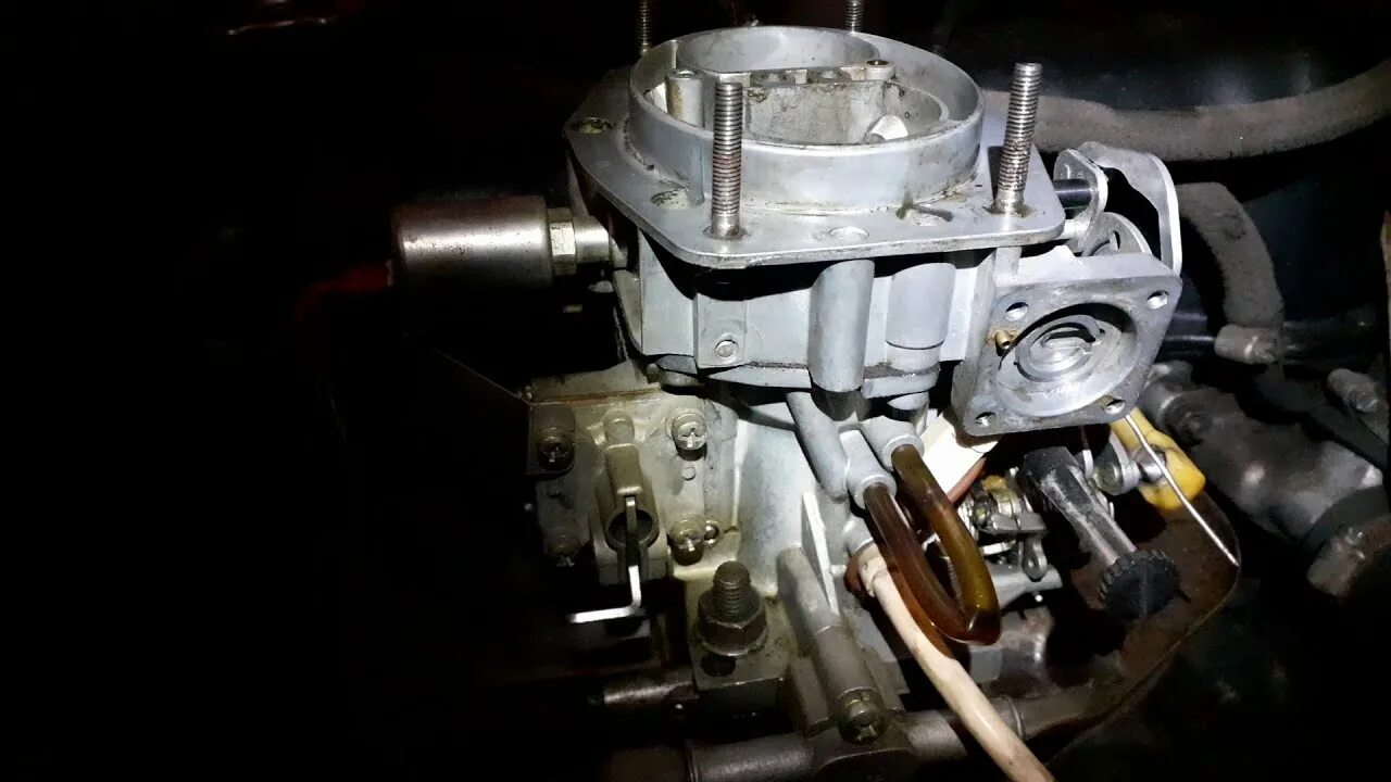 Двигатель не заводится карбюратор. Плохо заводится на холодную ВАЗ 21213 карбюратор причина. Холодный пуск ВАЗ карбюратор. Первый запуск ВАЗ карбюратор. Заводить карбюратор ключом.