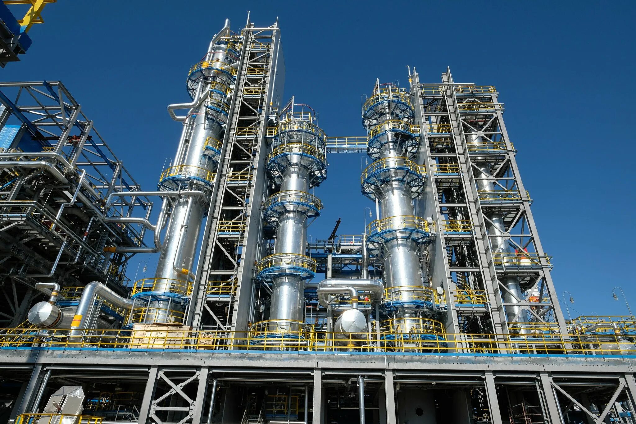 Завод по переработке газа. Завод по переработке газа. Новатек пуровский зпк тарко-сале. Астраханский газоперекачивающий завод. Оборудование нпз.