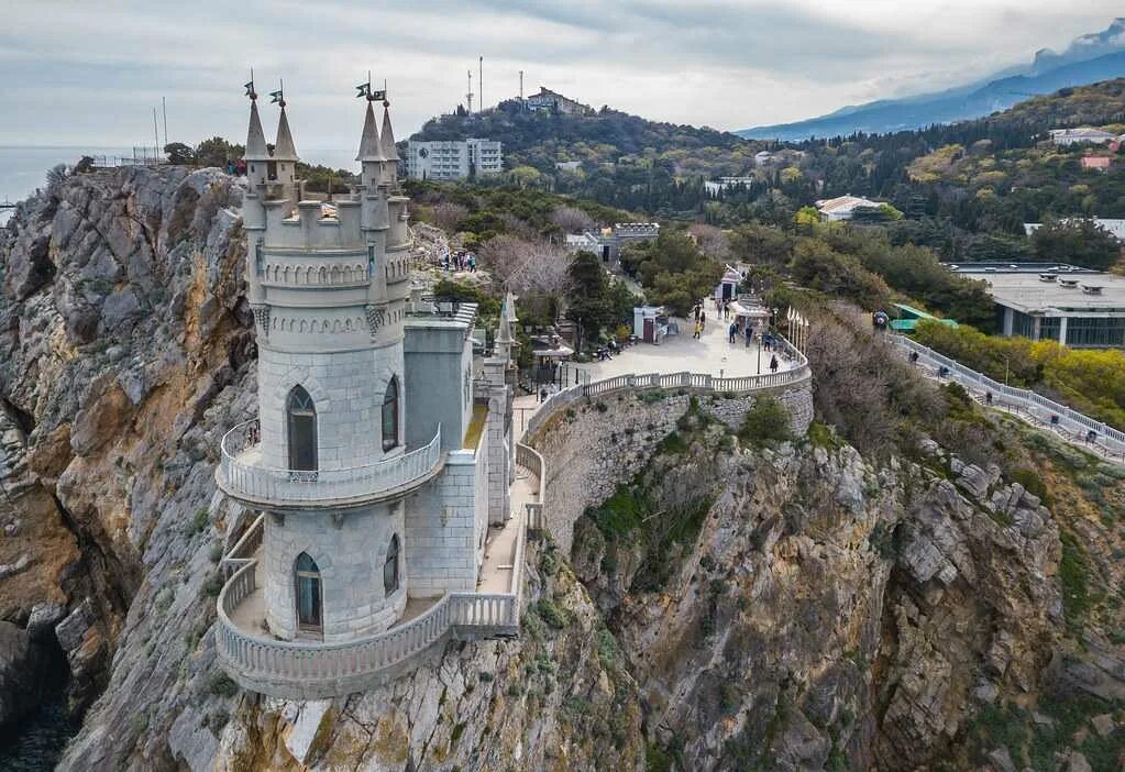 Ялта поселок гаспра. Крым Ялта Гаспра. Гаспра Ласточкино гнездо. Ялта замок Ласточкино гнездо. Гаспра Крым достопримечательности.