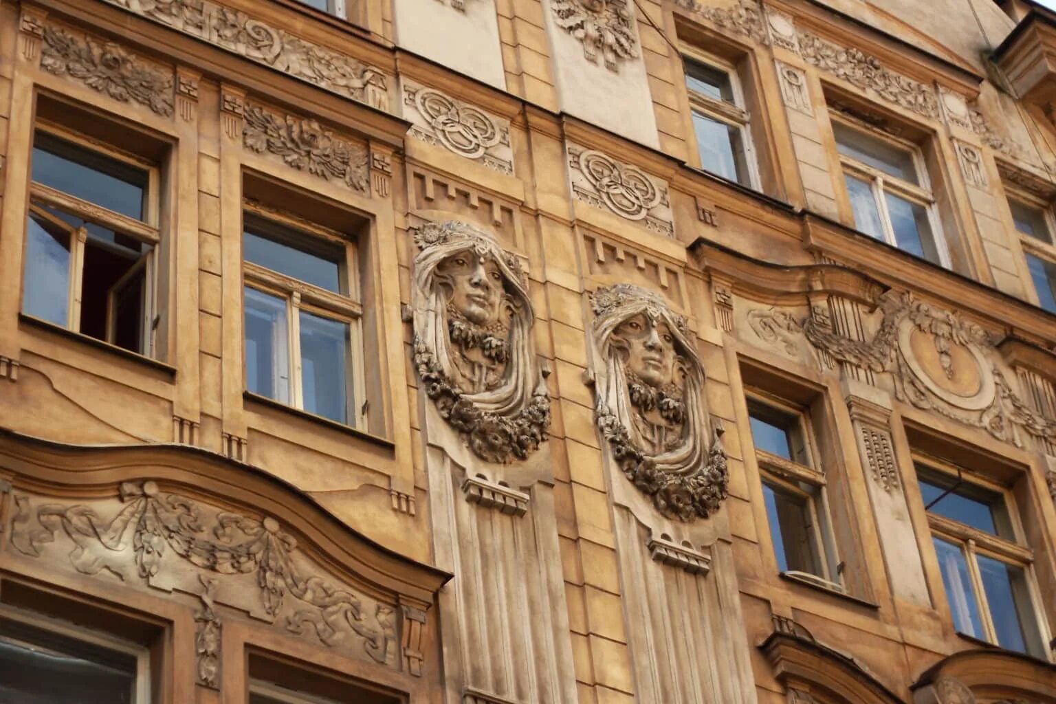 Фасада г. Barocco House facade. Окна на фасаде. Фасады старых зданий. Фасад здания с окнами.