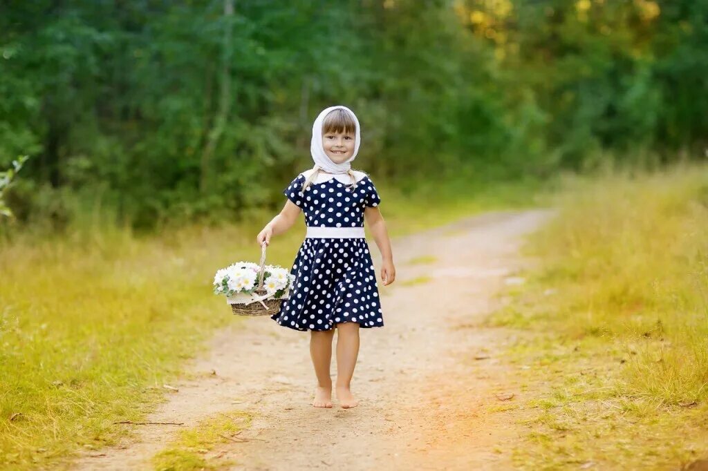 Девочка бежит в поле. Девочка идет. К моей девочки хожу. Девочка идет смелая первый шаг. Девочка малышка гуляет в парке.