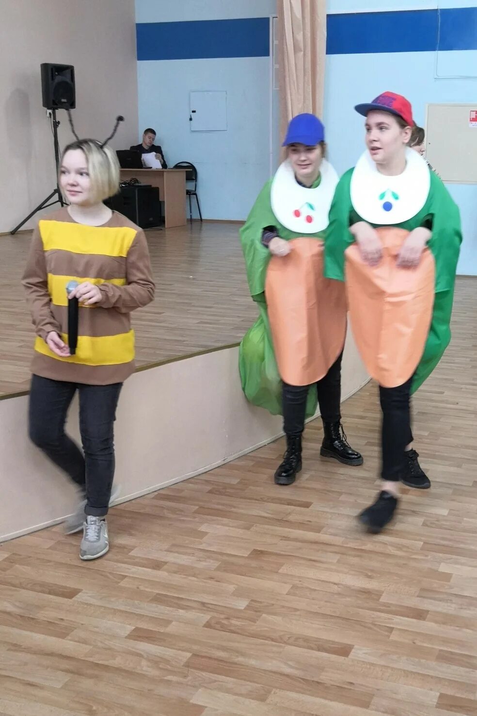 Костюм вупсеня. Костюм вупсеня и пупсеня. Костюм гусеницы из лунтика. Вупсень костюм. Вупсень костюм.