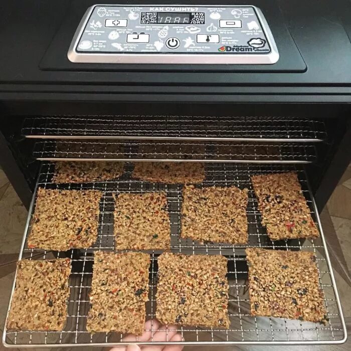 Сушка в дегидраторе для приправ. Чипсы из фруктов в сушилке. Сушим в дегидраторе рецепты. Дегидратор rawmid ddp-10. Сушим в дегидраторе рецепты.