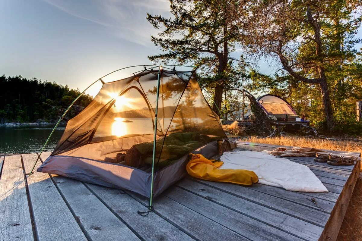 Где остановились на ночевку. Деревянный настил для палатки. Настил под палатку. Деревянный настил под палатку.