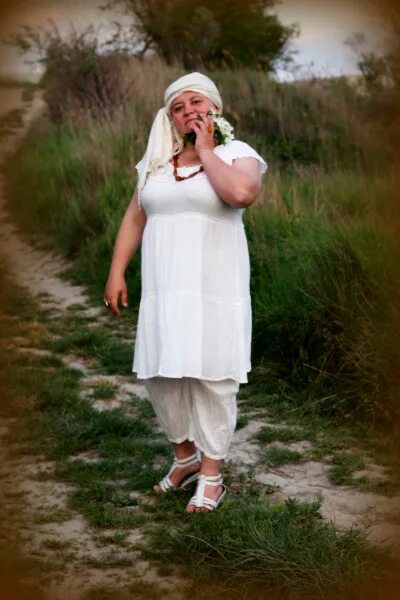 мужик в свадебном платье. нина усатова мадам грицацуева. тетя в белом платье. Joanne bache. девушка в белом шелковом платье.