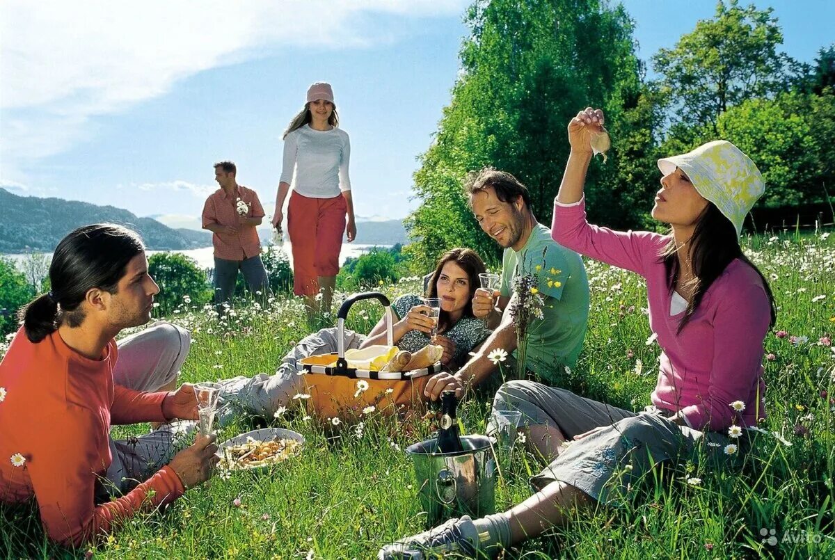 Разнообразие отдыха. Пикник с друзьями на природе. Счастливые люди на природе. Человек и природа. Отдых на природе.