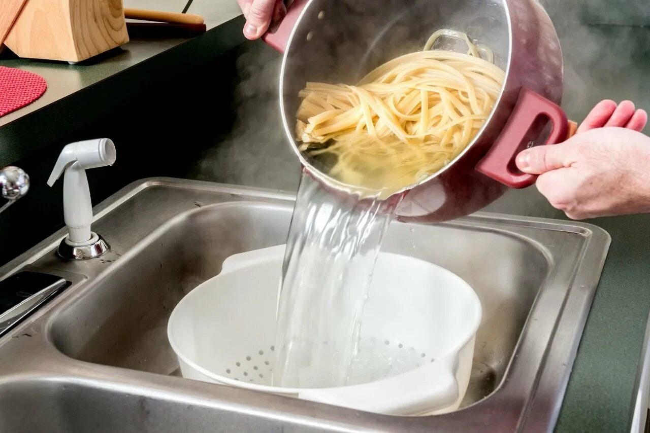 Дуршлаг для макарон. Сливаем макароны в дуршлаг. Дуршлаг для спагетти. Промыть макароны. Макароны в кипящую или холодную воду