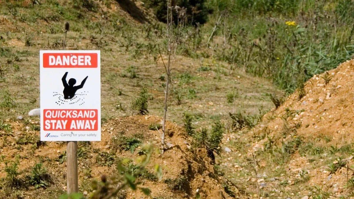 Зыбучий песок. Danger Quicksand. Осторожно зыбучие Пески знак. Схема зыбучих Песков.