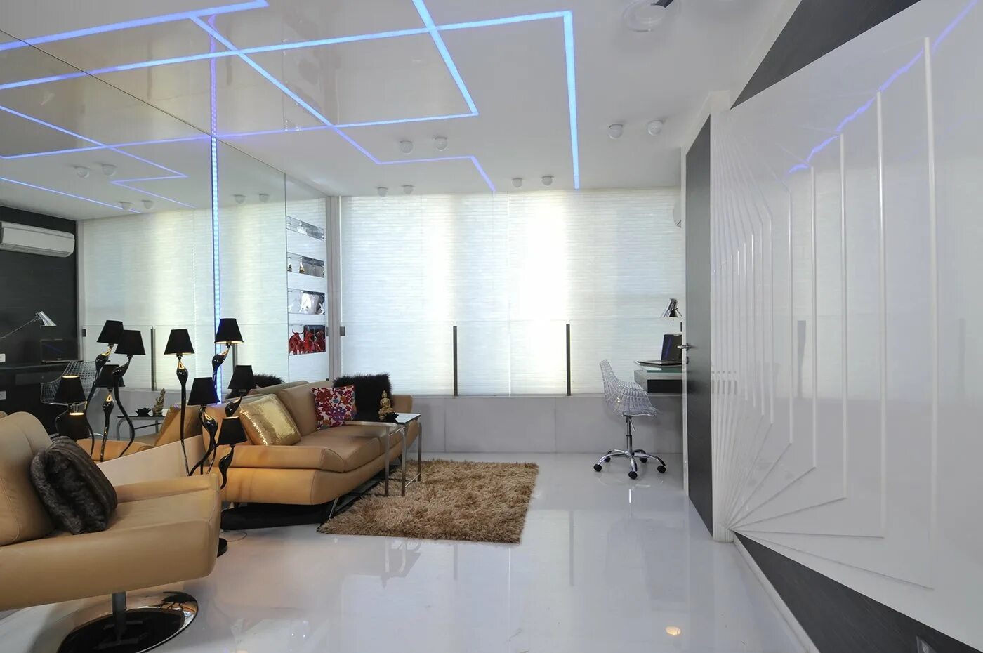 Натяжные потолки в гостиную. Световые линии в спальне на натяжном потолке. Парящий потолок с подсветкой в гостиной. Световые линии в гостиной фото. Световые линии в гостиной фото.