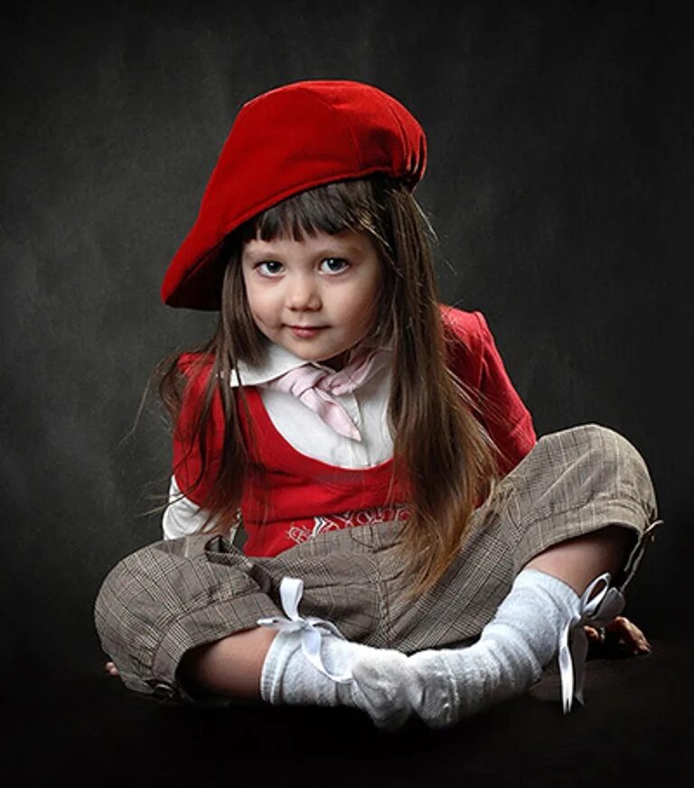 Фотопроект красная шапочка. Как зовут красную девочку. Бабушка дарит красную шапочку. Красная шапочка анна ивженко. Красная шапочка в платочке.