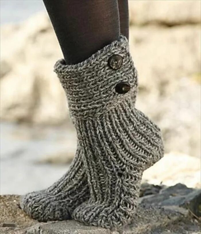 Модные вязаные носки. Необычные вязаные носки. Дизайнерские вязаные носки. Вязаные необычные носки женские. Модели носок спицами