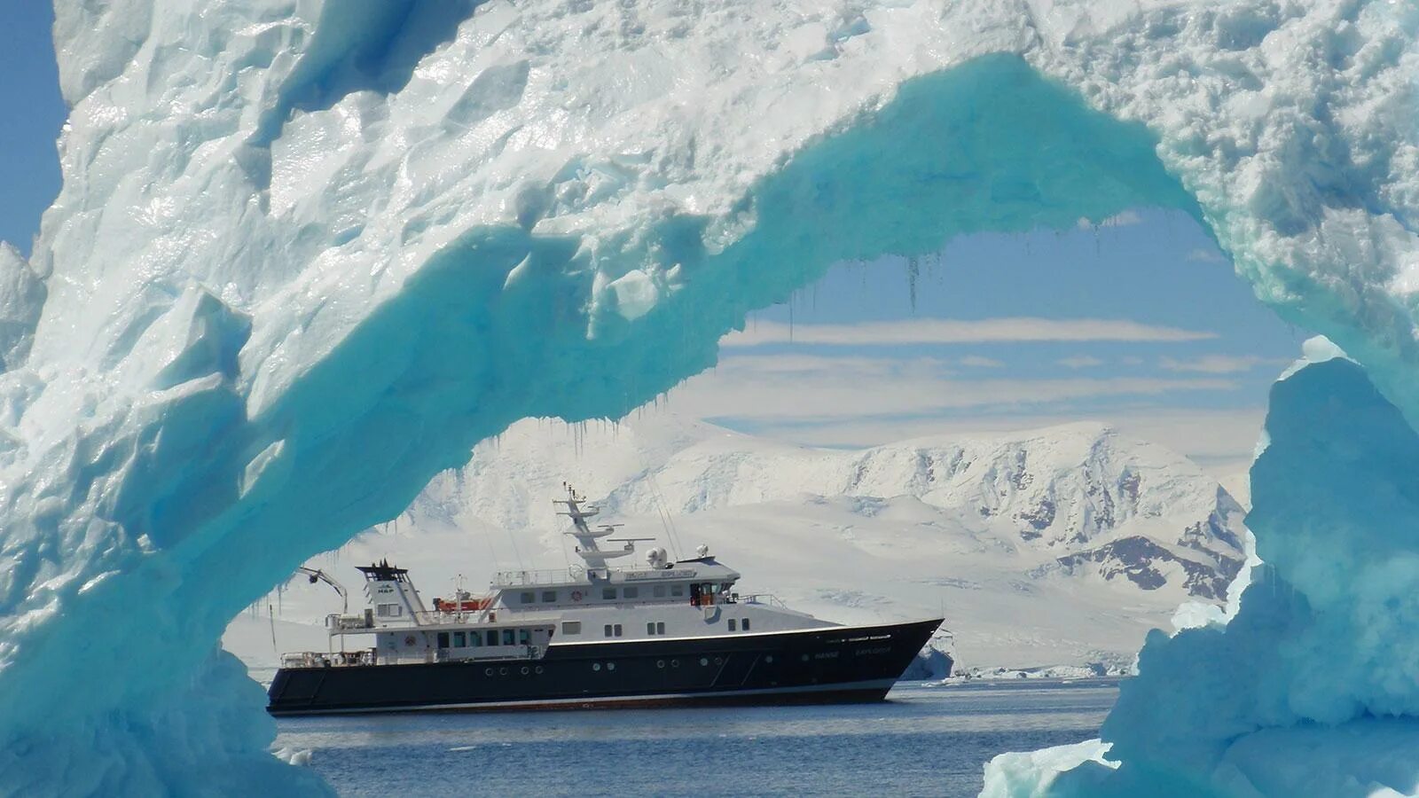 Антарктида путешествие цена. Затонувшая яхта в Антарктиде. Яхта во льдах. Парусная яхта в Антарктиде. Путешествие в Антарктиду.