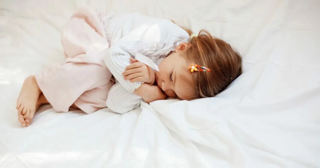 Спит малыш и плачет. Сон новорожденного. Ребенок просыпается. Сонливость у детей. Малыш спит.