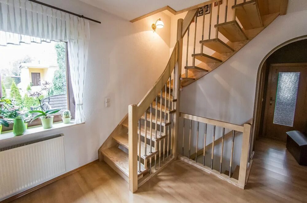 Подъем 2 этаж дома. Деревянная лестница. Лестница в доме. Лестница на мансарду. Лестница на второй этаж.