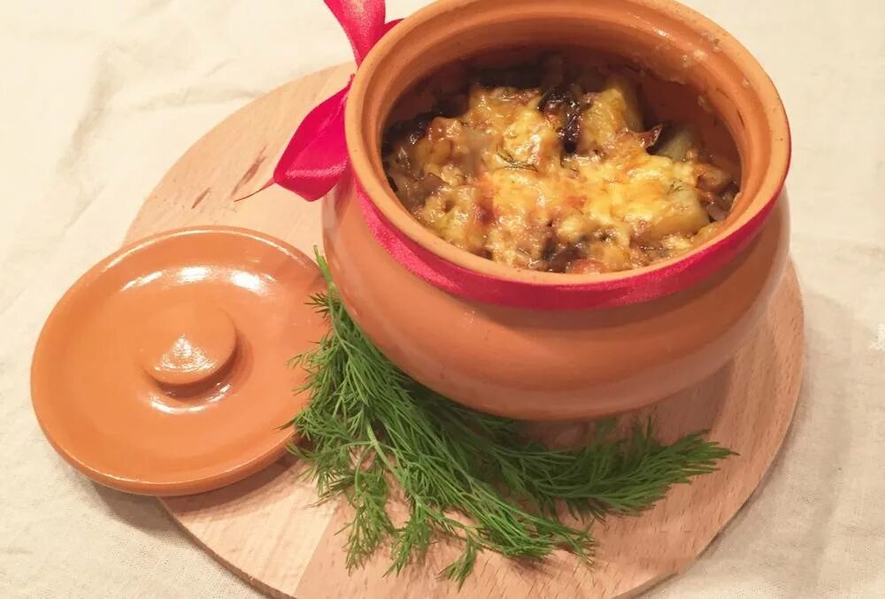 Грибы с картошкой тушеные в горшочке. Грибы в горшочке. мясо в горшочках. картофель с грибами в горшочке. блюдо с грибами в горшочках.
