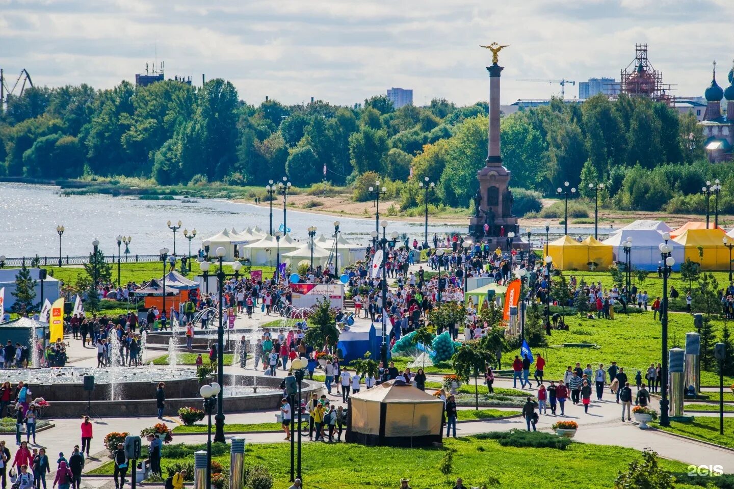 Ярославская стрелка. Парк на стрелке Ярославль. Ярославль набережная стрелка. Ярославская стрелка в Ярославле. Стрелка в Ярославле лето.