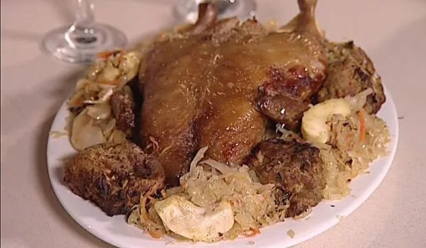 Утка с капустой и яблоками. Утка с квашеной капустой. утка с квашеной капустой в духовке. утка с квашеной капустой и яблоками. утка с квашеной капустой и яблоками в духовке.
