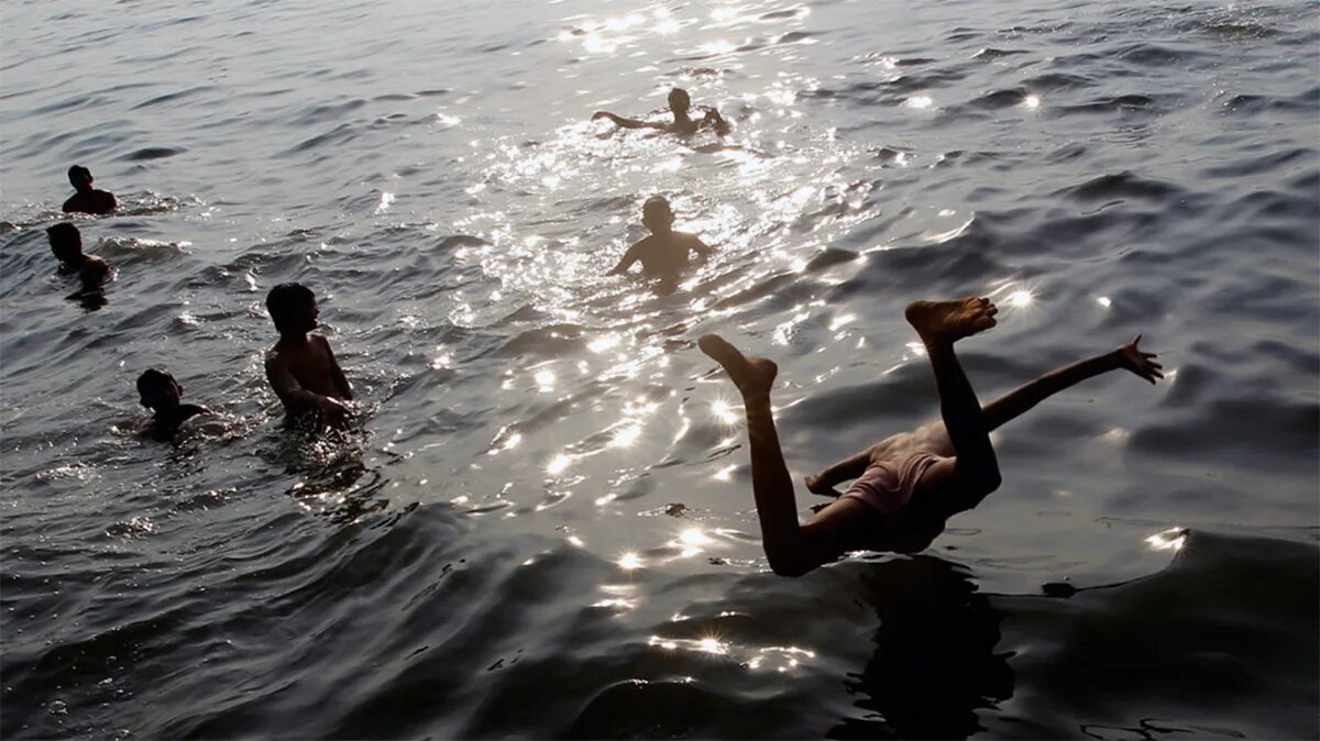 В воде ныряет в реку. Плавать в море. Человек в море плывет. Люди купаются. Дети купаются в море.