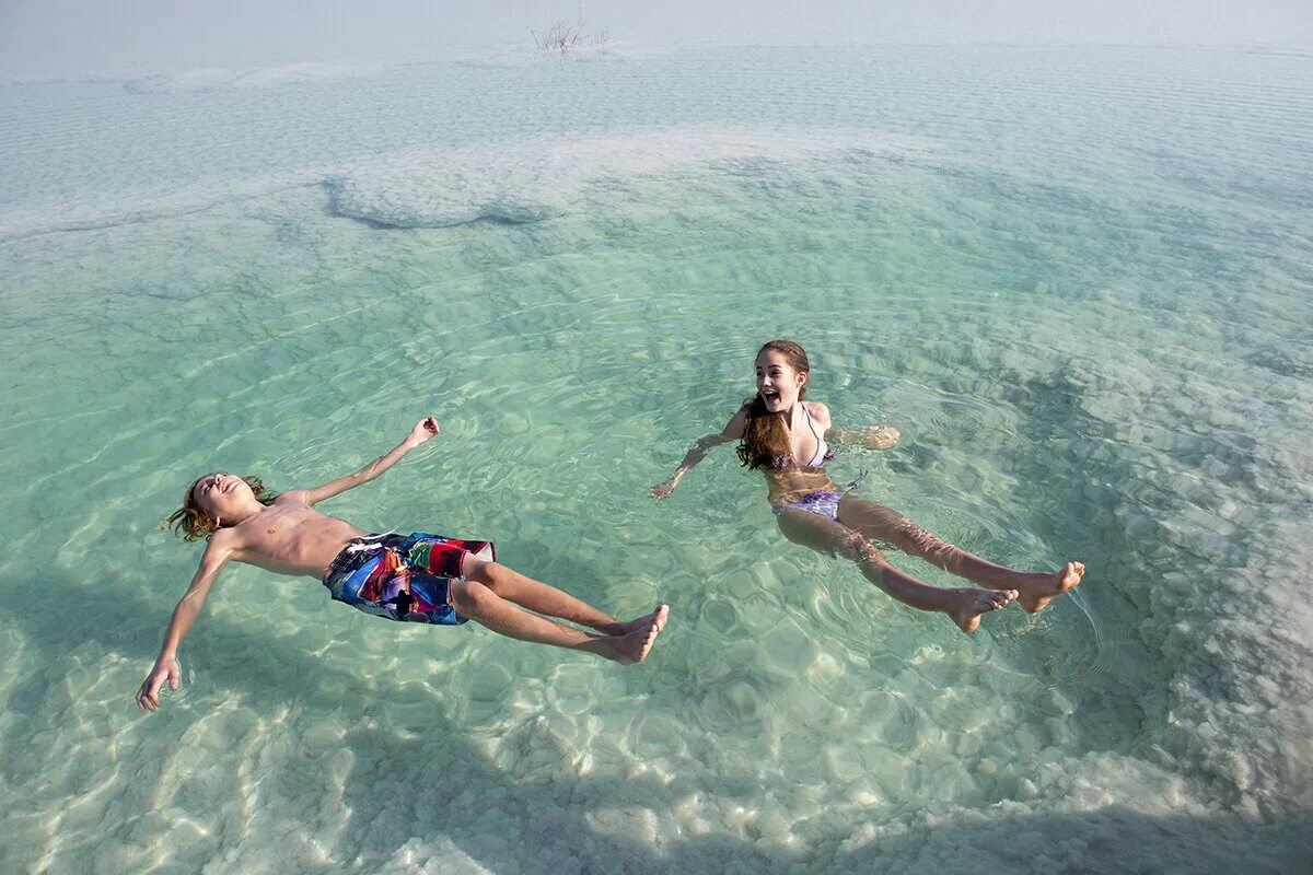 Мертвое море человек на воде. Мертвое море. Иордания Мертвое море. Соленое Мертвое море.