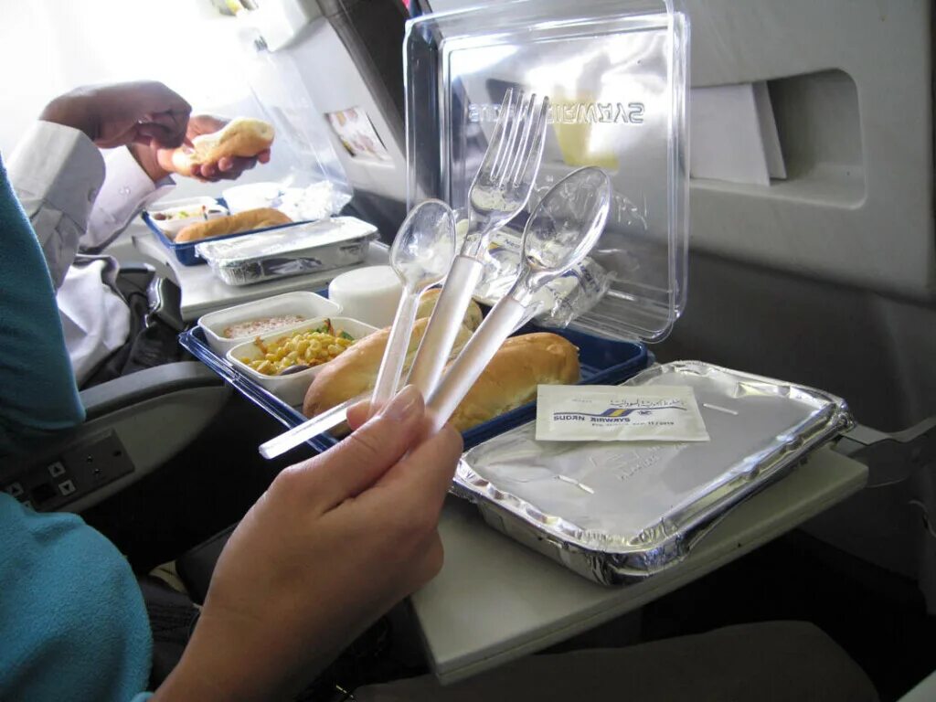 Победа можно ли еду. Одноразовая посуда для самолета. Столовые приборы в самолете. Посуда с самолетами. Еда в самолете.