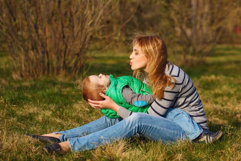 Мать с сыном кувыркаются. Mother sits on sons face. Мама сидит на сыне верхом. Parents and children on the grass.