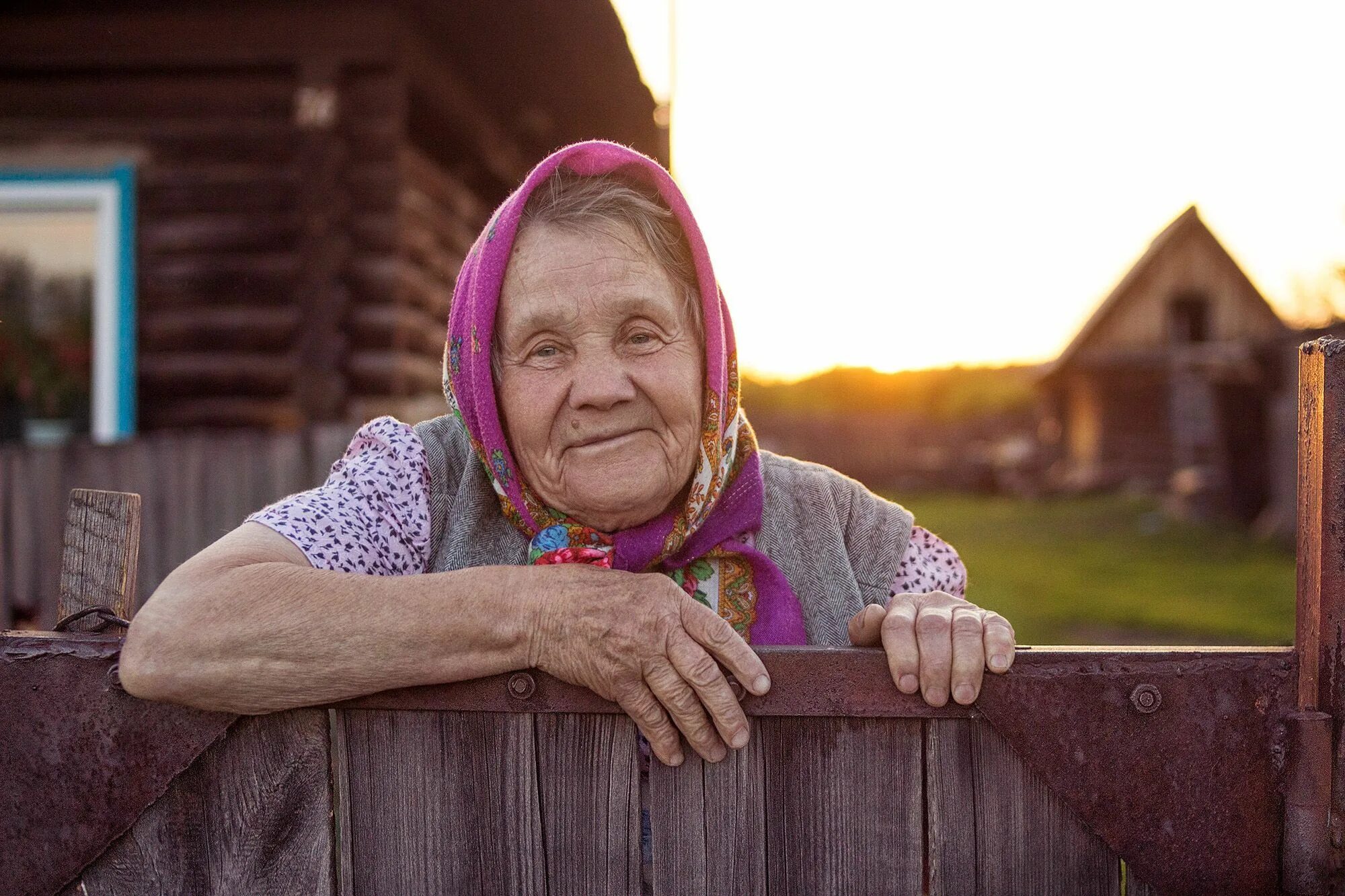 Бабушка форева. Деревенские люди. Деревенские люди смеются. Деревня люди лица. Бабушка улыбается.