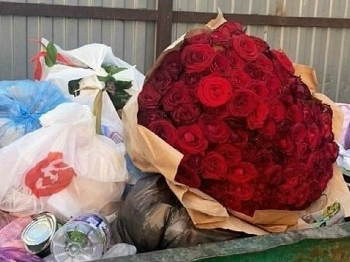 Выброшенный букет. Букет цветов в мусорке. Букет роз в мусорке. Розы в помойке. Цветы в мусорке