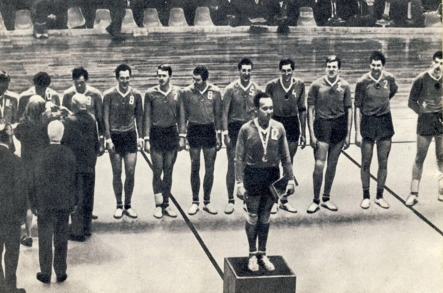 Первые международные соревнования по волейболу год. Сборная СССР - Олимпийский чемпион 1964.