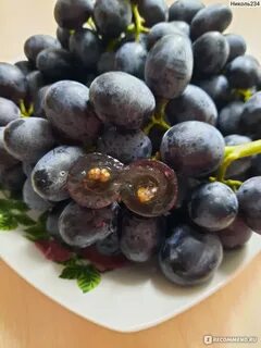Вкусный черный виноград