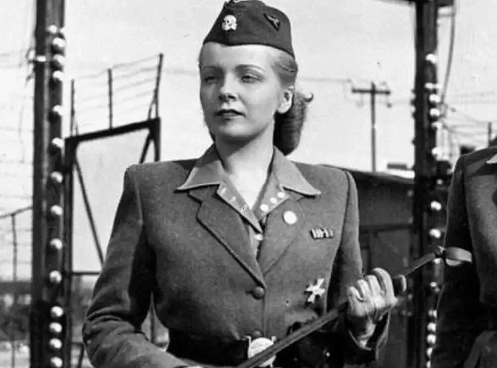 Надзирательница. Илзе грезе. Надзирательница освенцима ирма грезе. Грёзы игра. Девушка надзиратель в освенциме.