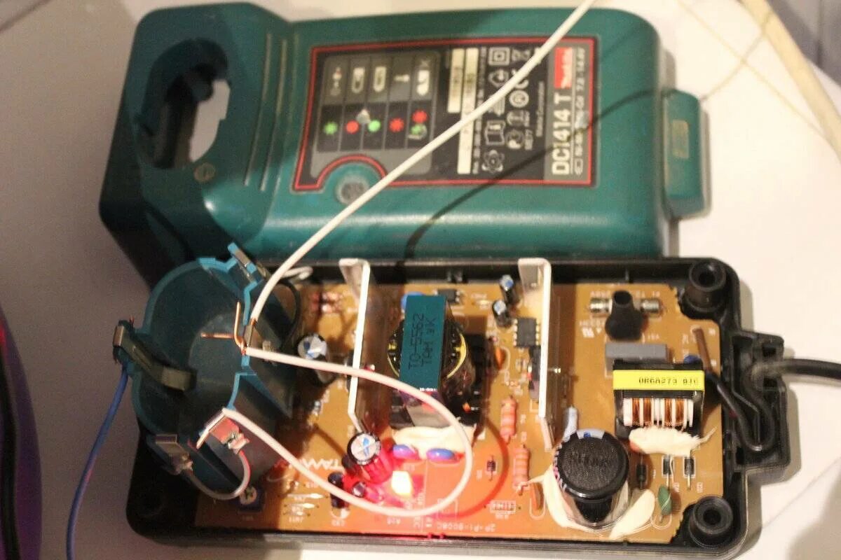 Зарядник от шуруповерта 12 вольт. Зарядное для шуруповёрта макита 18 вольт электросхема. Шуруповёрт good king разъём зарядки. Зарядка для шуруповерта бош 10,8вольт. Зарядное для шуруповерта sturm 12в.