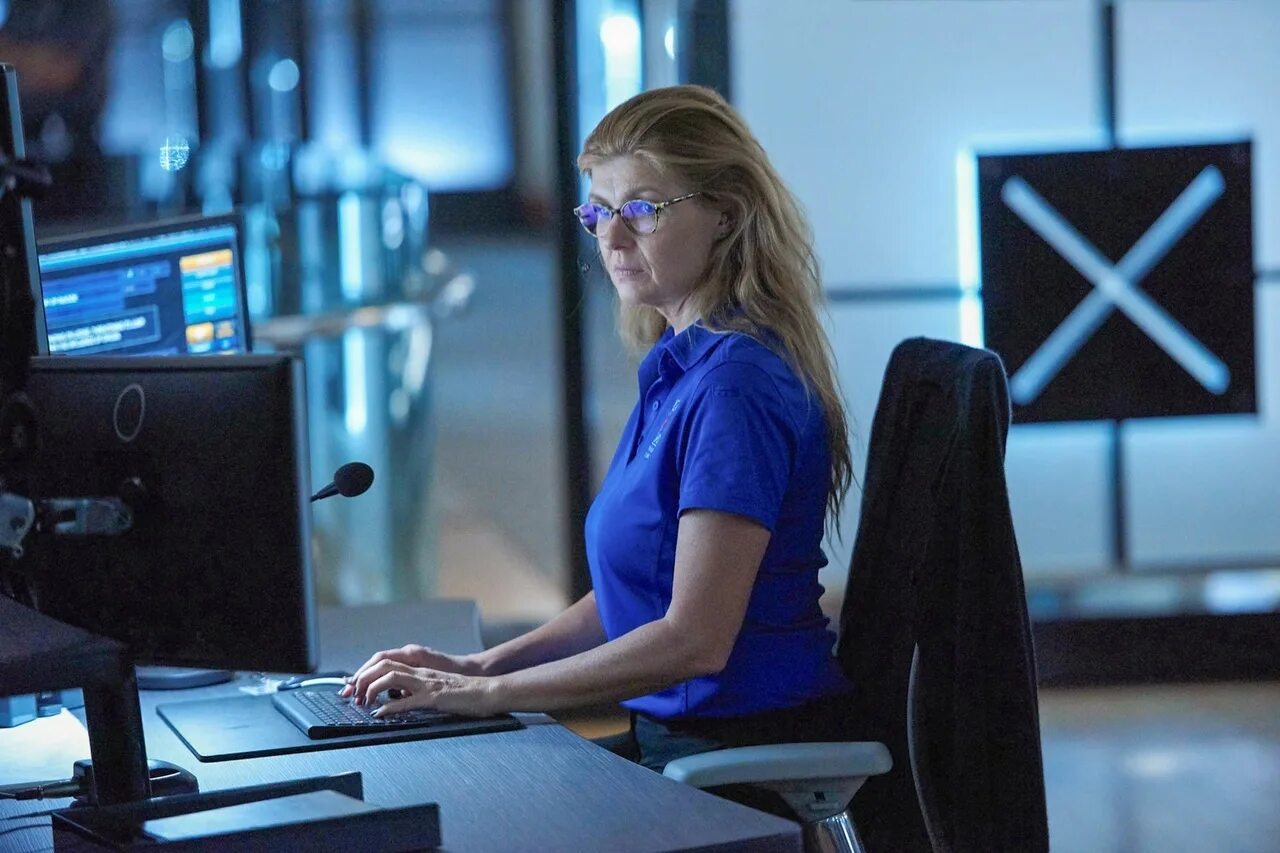 Программист c#. Парень со смартфоном. Шеф редактор картинки. Редактор новостей. 911 служба спасения сериал постер.