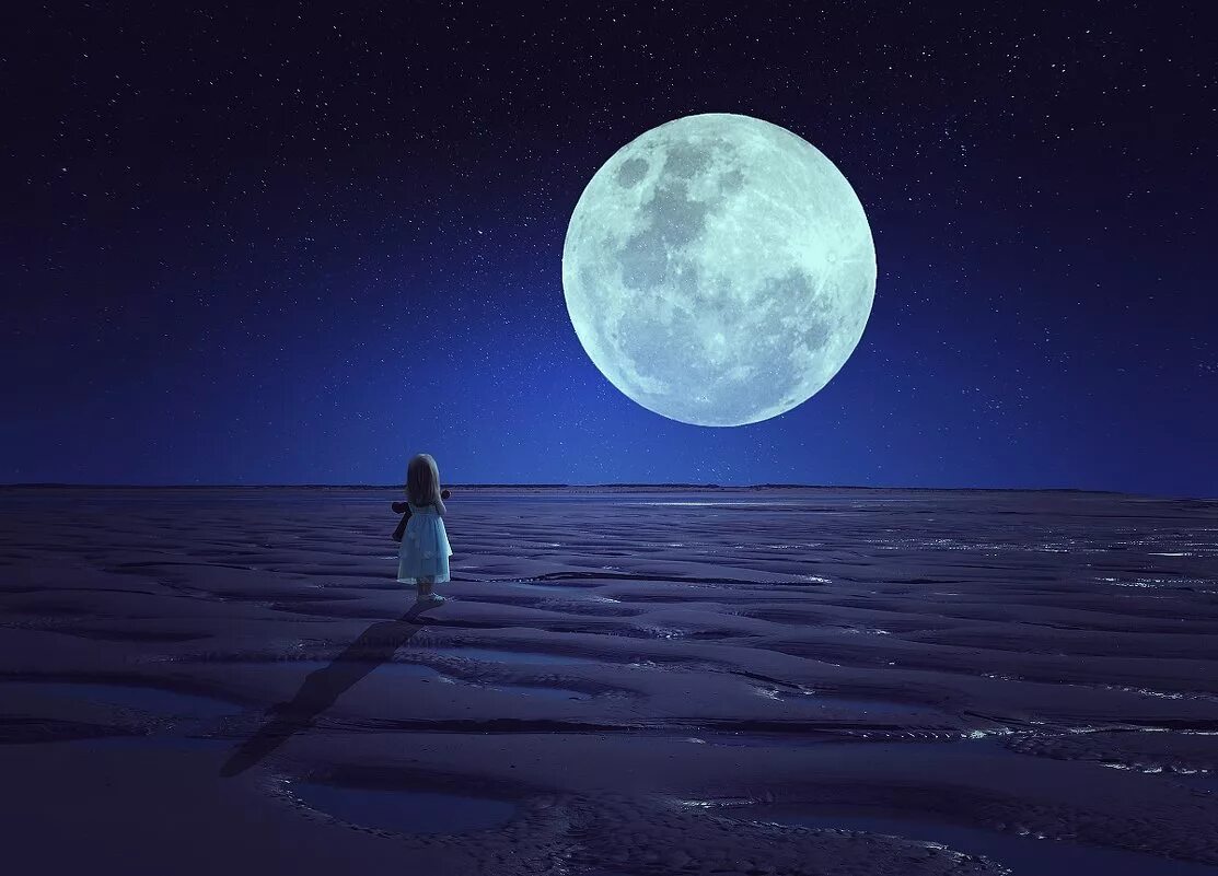 Найду одинокую луну. Луна в руках. Парень на фоне луны. Мужчина и луна. Прогулка под луной.