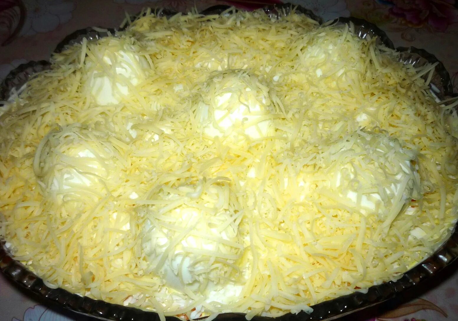 Снежные сугробы с курицей и грибами. Салат сугробы. салат снежные сугробы. салат сугроб с колбасой вареной. салат зимние сугробы рецепт.