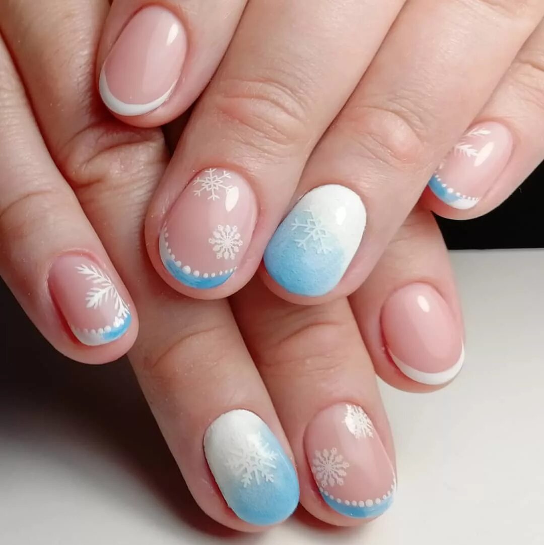 маникюр на короткие ногти 2022 зима. нежный новогодний маникюр. новогодние ногти овальные. новогодний маникюр нюдовых тонах. новогодний маникюр на короткие круглые ногти.