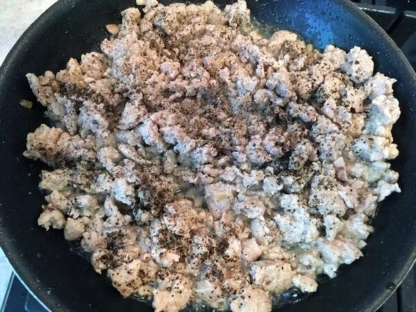 Фарш мясной шампиньоны. Блюда из грибного фарша рецепты без мяса. Фото шампиньоны с начинкой фарша. Картошка с фаршем в духовке. Обжариваем фарш для начинки.