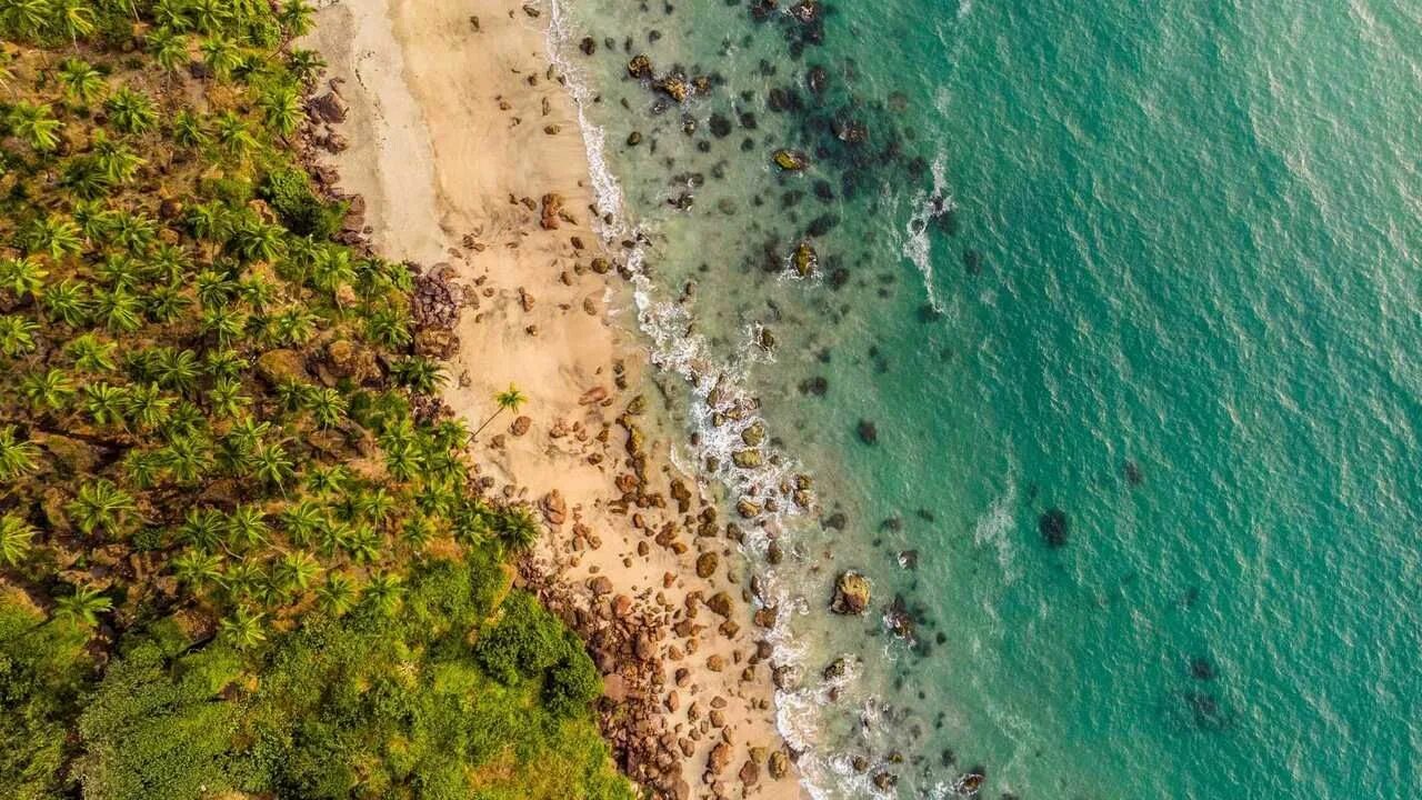 Collegare ambulanza Irrequieto beach sea top view Pulito simultaneo Speciale
