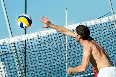 Спортивная игра в мяч через сетку