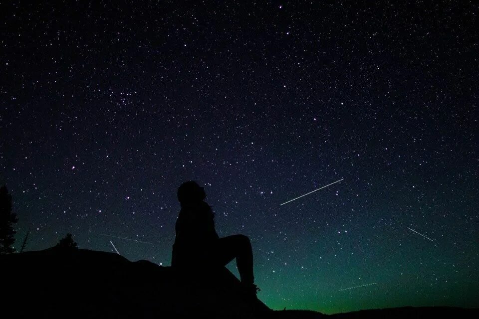 Песня looking at the stars. Одна звезда ночью. Ночное небо сериал. Ночь звезды Тумна. Лежу один под ночным небом.