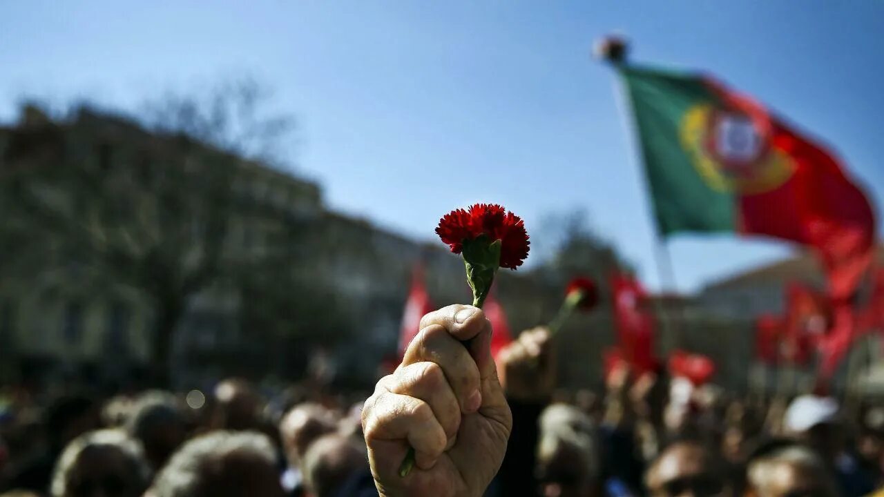 Революция гвоздик в Португалии. Революция в Португалии 1974. Революция красных гвоздик. День свободы в Португалии. 25 апреля 2017