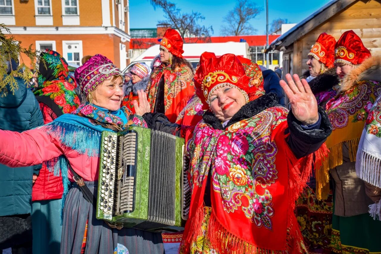 Песни на масленичные гуляния. Масленица гармонь. Масленица гуляния гармонь. Гармошка на масленичных гуляньях. Гармошка на Масленицу.