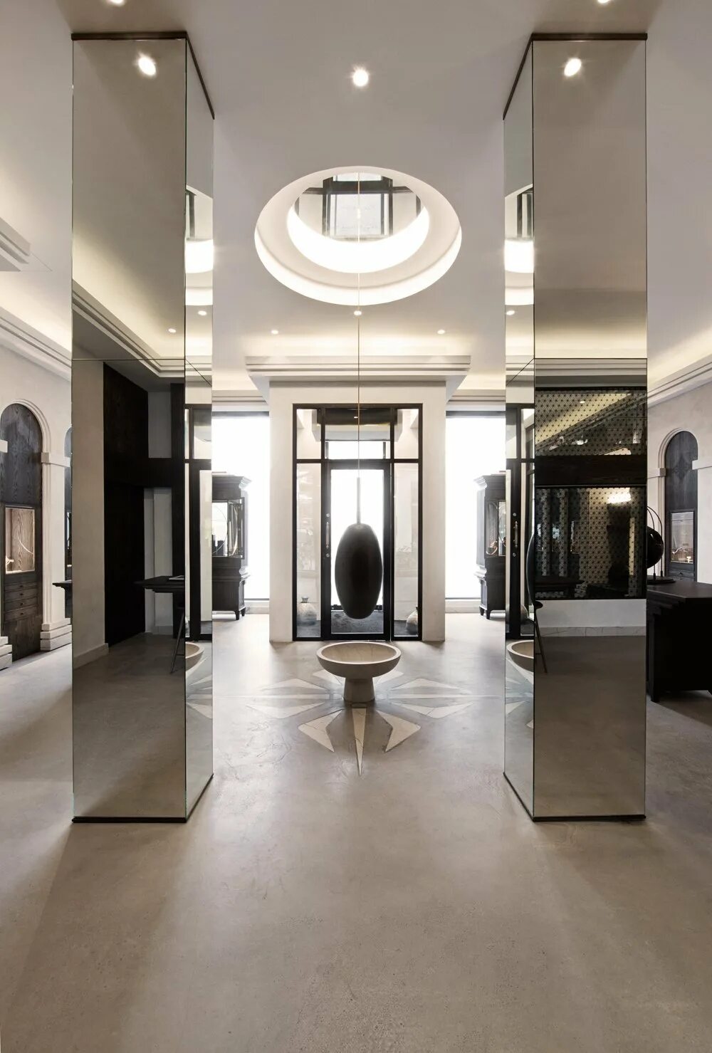 Зеркальная колонна в интерьере. Декор колонны в интерьере. Интерьер квартиры. Декор колонны в квартире. Зеркало на колонне.